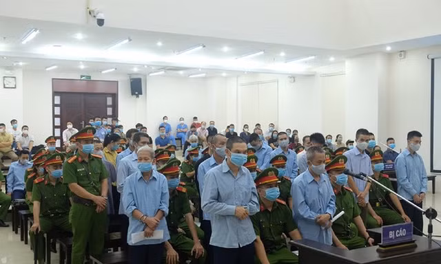 Các bị cáo tại tòa sơ thẩm.