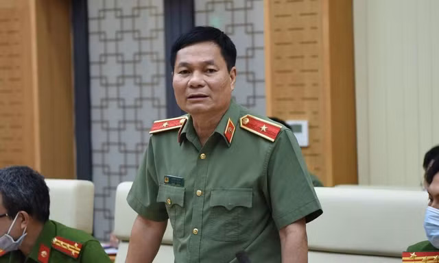Thiếu tướng Lê Minh Mạnh trả lời tại họp báo.