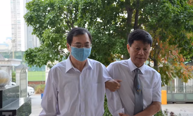 Ông Vũ Huy Hoàng cần có người dìu, chăm sóc sức khỏe trong quá trình tham gia phiên tòa.