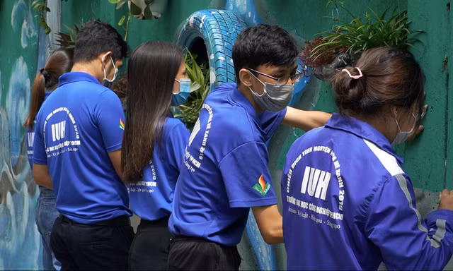 Tận thấy bức tường sinh vật biển độc lạ giữa lòng Sài Gòn 