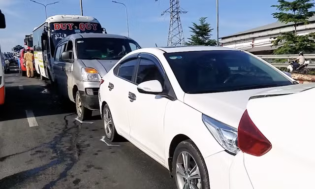 Tai nạn liên hoàn giữa 5 xe ô tô, cửa ngõ phía Tây TPHCM kẹt cứng 