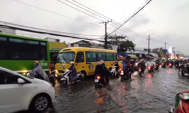 Đường phố cửa ngõ phía Tây TPHCM lại biến thành... 'sông'