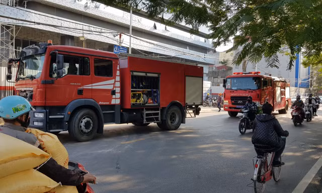 Cảnh sát phá cửa cứu cụ bà 80 tuổi khỏi căn nhà cháy 
