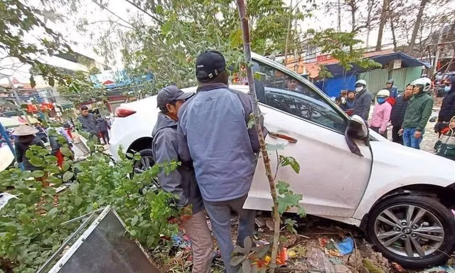 Hải Phòng: Xe ô tô ‘điên’ lao vào chợ cóc, 10 người bị thương 