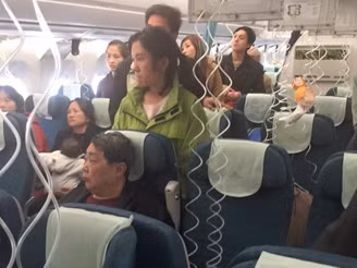 Máy bay Vietnam Airlines bị giảm áp suất, một tiếp viên bị thương