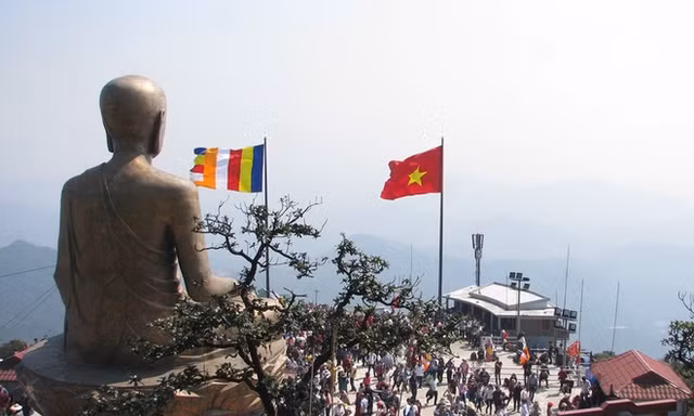 Hàng nghìn người trảy hội Yên Tử 