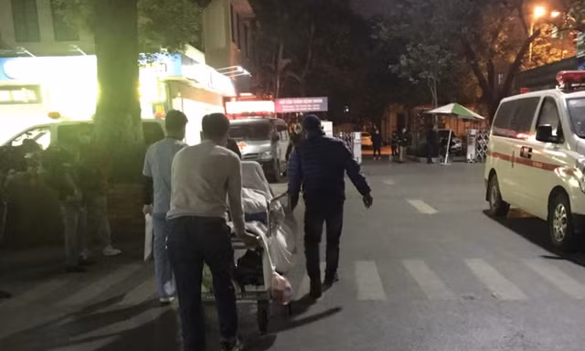 Bệnh nhân bị TNGT cấp cứu ở bệnh viện Việt Đức. Ảnh: Thái Hà