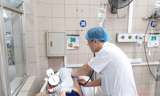 Bác sĩ BV Bạch Mai chăm sóc bệnh nhân ngộ độc rượu