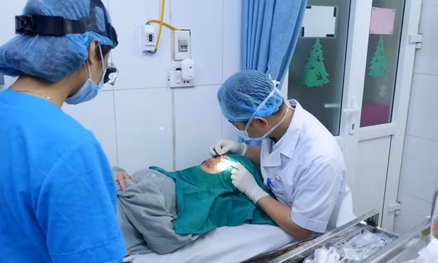 Bác sĩ xử lý tai biến cho nữ bệnh nhân