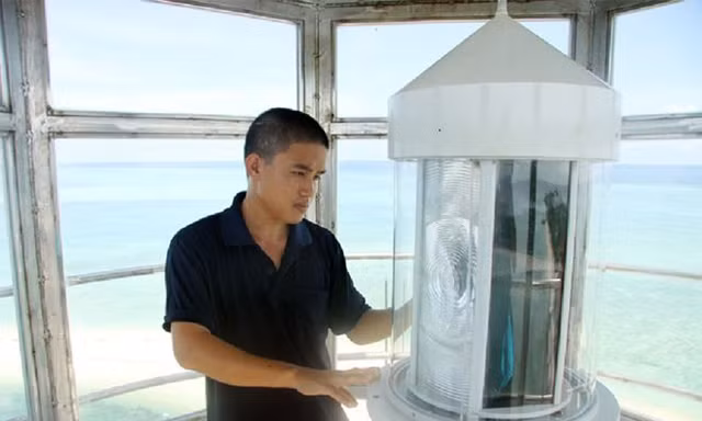 Chàng trai trẻ gác đèn ở Nam Yết