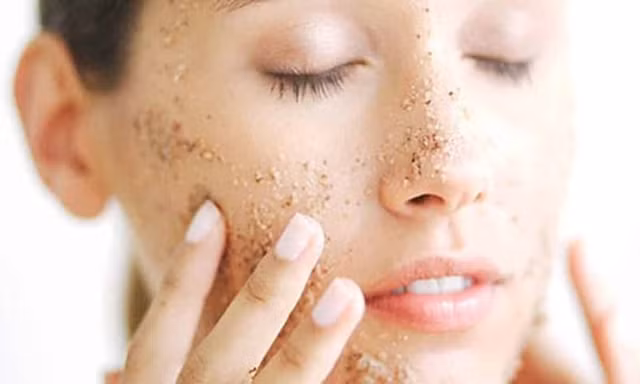 Tẩy tế bào chết vật lý hay hóa học, chọn cách nào để “tiến hóa” hành trình skincare?