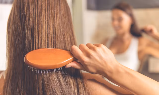 Đã chăm sóc cẩn thận rồi mà tóc vẫn gãy rụng, lý do có thể là những sai lầm này