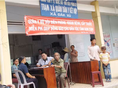 Bác sĩ quân hàm xanh khám bệnh cho dân xã Đăk Xú