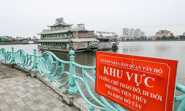 Cận cảnh 4 'tàu ma' cuối cùng còn sót lại ở Hồ Tây