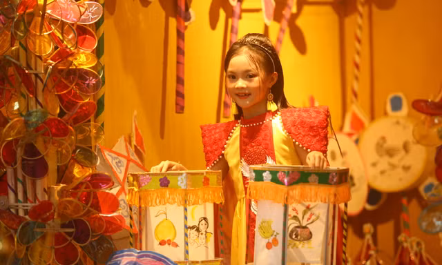Tuổi thơ 'ùa về' với những mẫu đèn Trung thu cổ từ thời 'ông bà anh'