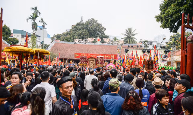 Xem 'kiệu bay' giữa phố phường Thủ đô