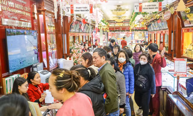 Người Hà Nội đổ xô mua bán vàng với giá cao chót vót 