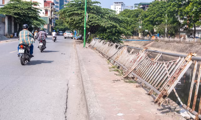 Hàng loạt lan can bờ sông giữa trung tâm Hà Nội nghiêng đổ, xuống cấp