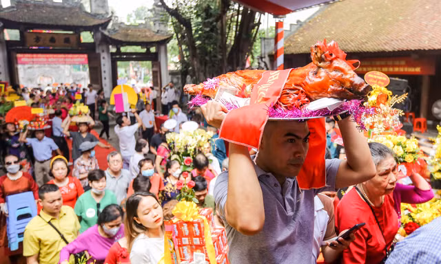 Hàng nghìn người đổ về trấn Nam Thăng Long dâng hương trong ngày chính hội