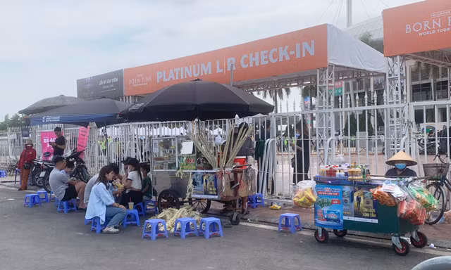 Hốt bạc nhờ các dịch vụ quanh 'chợ vé' trước cổng SVĐ Mỹ Đình