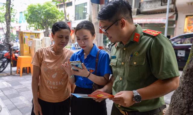 Hà Nội: Công an ‘đi từng ngõ, gõ từng nhà’ cài ứng dụng định danh điện tử