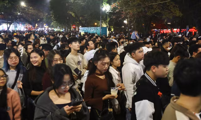 Phố đi bộ hồ Hoàn Kiếm đông nghẹt người chờ đón năm mới