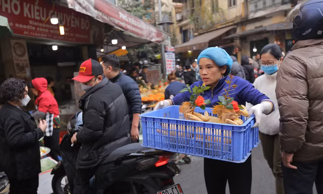 'Chợ nhà giàu' ở Hà Nội tấp nập sáng 30 Tết, khách không ngần ngại rút ví