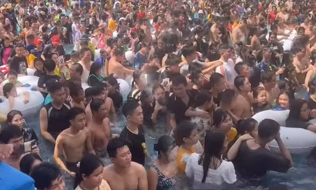 Choáng với "biển người" ken đặc tại hồ bơi trong công viên tại TPHCM 