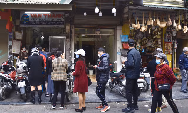 Xếp hàng dài giữa trưa mua heo quay ngày vía Thần Tài tại Hà Nội