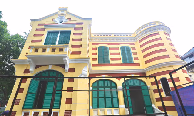 Cận cảnh biệt thự Pháp cổ được bảo tồn đang dần hoàn thiện 