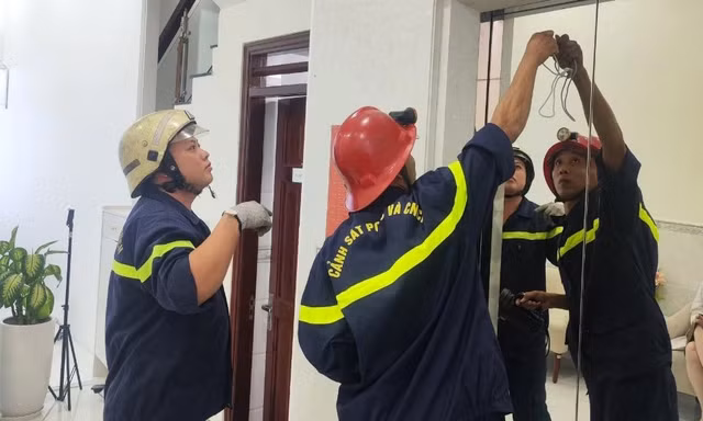 Cứu 5 người kẹt trong thang máy tòa nhà 4 tầng ở TPHCM