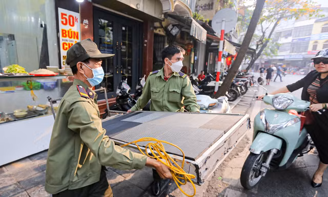 Hà Nội ra quân dẹp nạn chiếm dụng vỉa hè, lòng đường