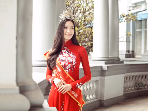 Thùy Dung làm 'vedette' tại sàn diễn vương quốc Anh