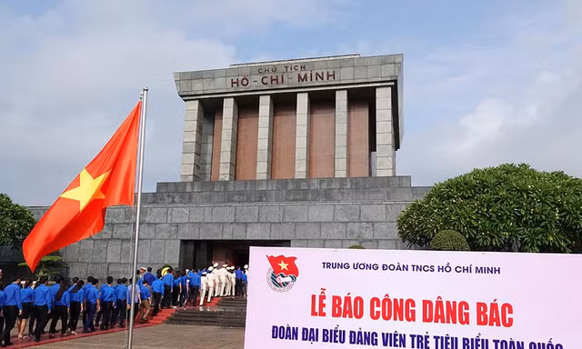 Đảng viên trẻ tiêu biểu toàn quốc báo công dâng Bác