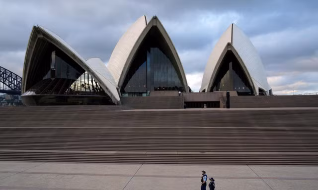 Quang cảnh vắng vẻ trước sân nhà hát opera Sydney trong bối cảnh Úc triển khai các biện pháp hạn chế xã hội để ngăn chặn dịch COVID-19. (Ảnh: Reuters) 