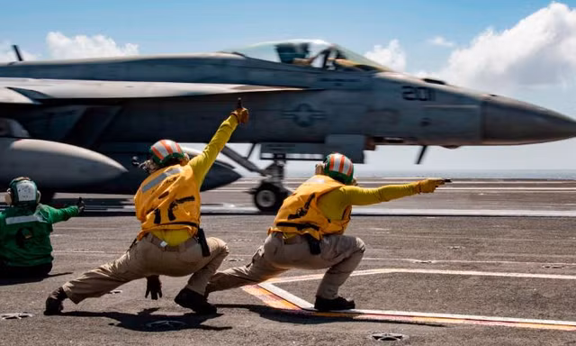 Các thủy thủ Mỹ trên tàu sân bay USS Ronald Reagan. (Ảnh: US Navy)