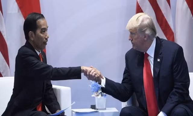 Tổng thống Indonesia (bìa trái) trong cuộc dịp gặp Tổng thống Mỹ Donald Trump. (Ảnh: Policy Times)