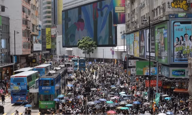 Người Hong Kong xuống đường biểu tình cuối tuần qua để phản đối luật an ninh quốc gia mới. (Ảnh: SCMP)