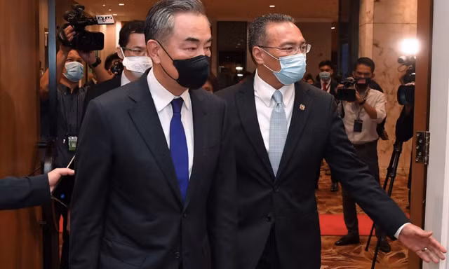 Ông Vương Nghị trong chuyến thăm Malaysia. (Ảnh: DPA)