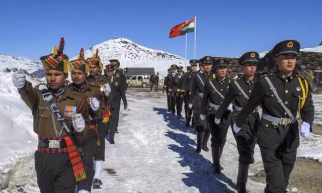 Binh lính Ấn Độ và Trung Quốc tuần tra dọc đường phân chia trên vùng núi Himalaya