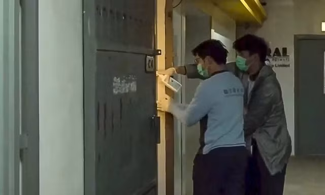 Khử trùng tại một ổ dịch ở Hong Kong. (Ảnh: SCMP)