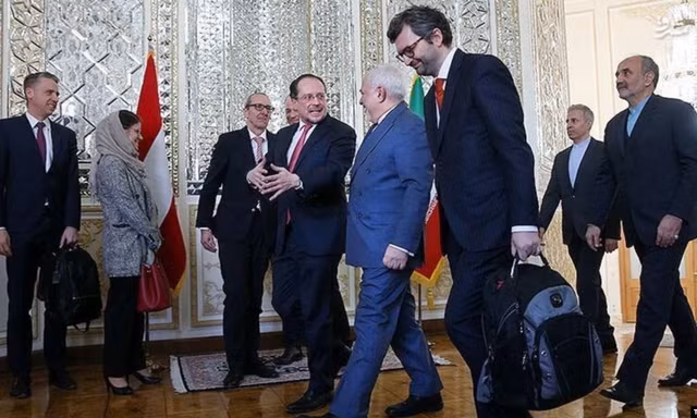 Phái đoàn của Ngoại trưởng Áo thăm Iran ngày 22/2. (Ảnh: Tasnim)