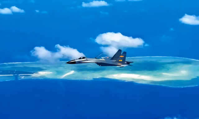 Một tiêm kích Trung Quốc bay trên biển Đông. (Ảnh: Xinhua)