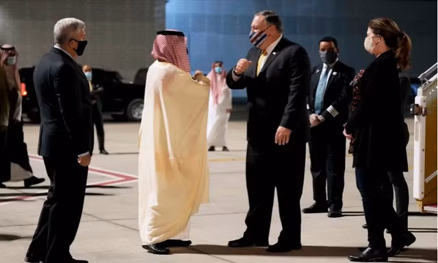 Ngoại trưởng Mỹ Mike Pompeo đến sân bay Neom của Ả-rập Xê-út ngày 22/11. (Ảnh: AP)