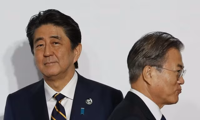 Ông Abe và ông Moon. (Ảnh: AP)