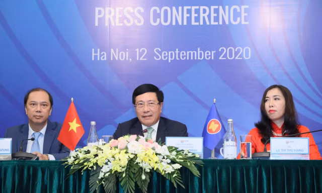 Phó Thủ tướng Phạm Bình Minh chủ trì họp báo. (Ảnh: Như Ý)