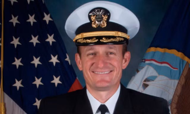 Ông Brett Crozier