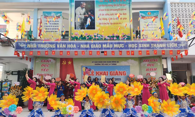 Mặc nắng nóng, tween Tiểu học La Thành vẫn hết mình đón lễ khai giảng năm học mới