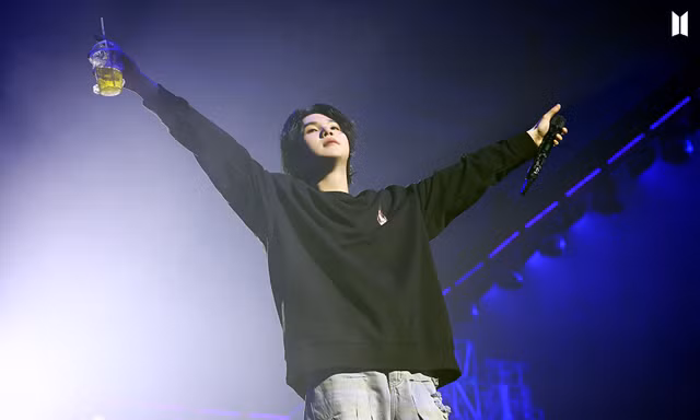 SUGA (BTS) bị tố bỏ bê huấn luyện, khán giả gửi vòng hoa yêu cầu rời nhóm