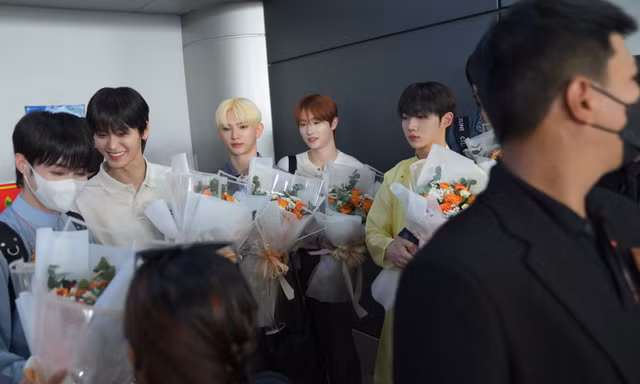TEMPEST có mặt tại TP.HCM: Fan vây kín chào đón, Hanbin cười tươi hết cỡ